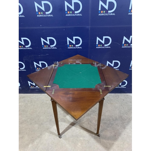 235 - CARD TABLE 72878