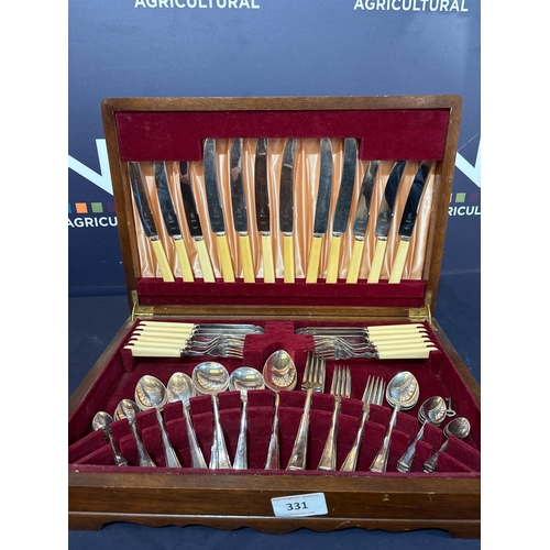 331 - CUTLERY SET