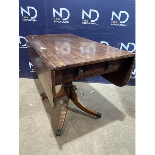 680 - DROP LEAF TABLE