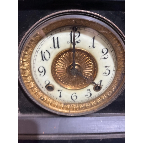 429 - MANTLE CLOCK