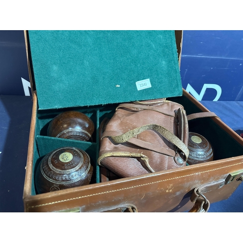 563 - BOWLS GAME AND LEATHER CASE