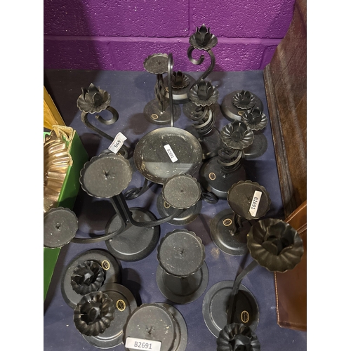 565 - CANDLE HOLDERS