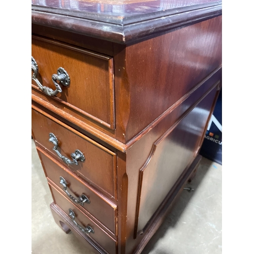 622 - LEATHER TOPPED DESK