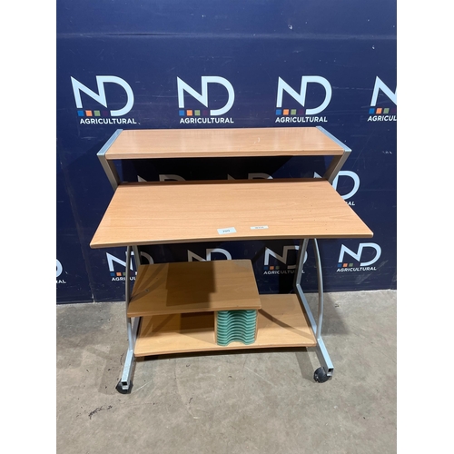 709 - MODERN OFFICE / SCHOOL DESK