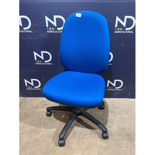 710 - OFFICE CHAIR