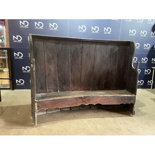 19 - 19TH CENTURY BARREL BACK SETTLE