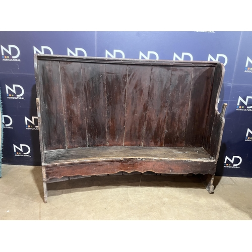 19 - 19TH CENTURY BARREL BACK SETTLE