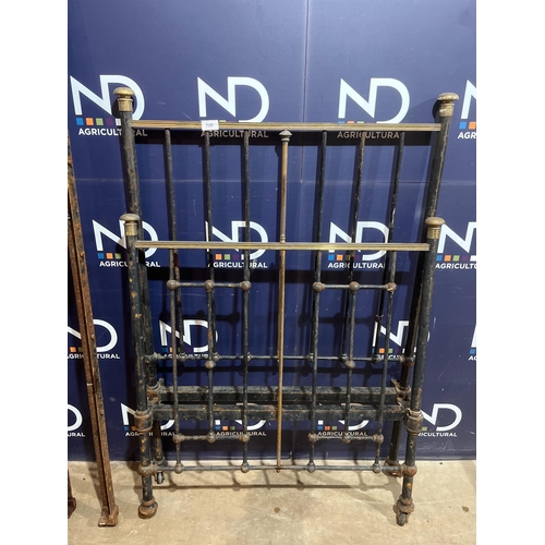 710 - VICTORIAN CAST IRON SINGLE BED FRAME AF