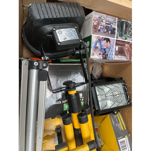 260 - TRIPOD AND LIGHTS