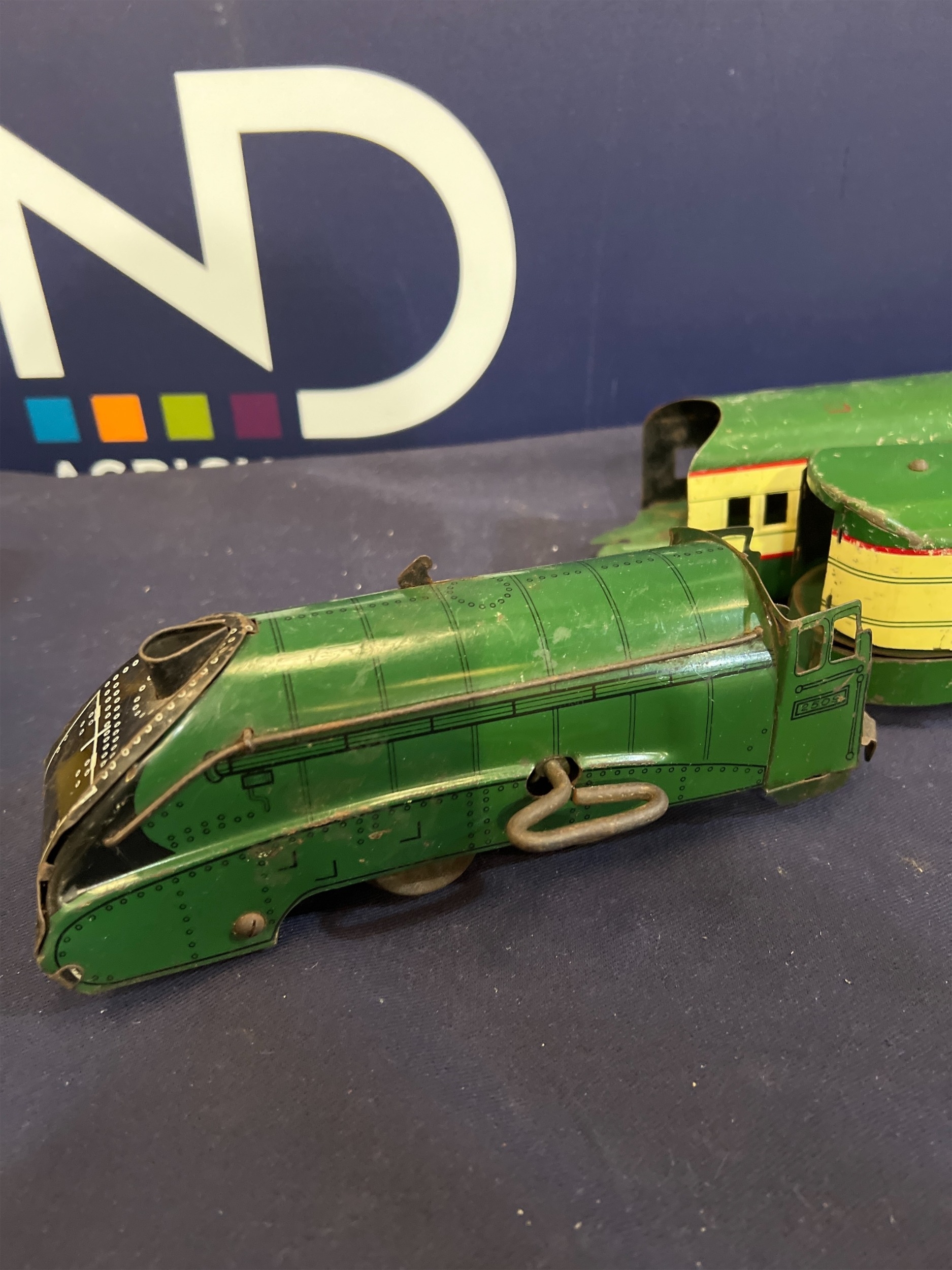 TIN PLATE PULLMAN STREAMLINE CLOCKWORK TRAIN