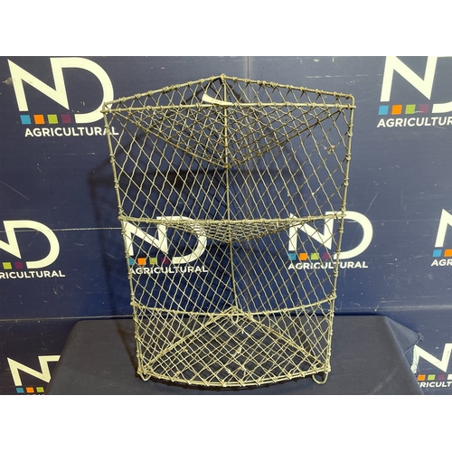 252 - METAL WIREWORK VEGETABLE RACK
