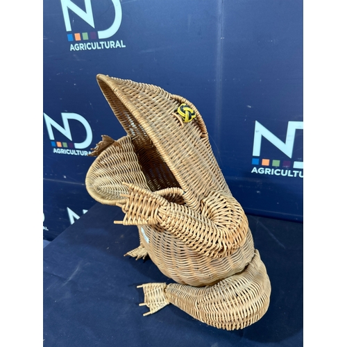 413 - WICKER FROG