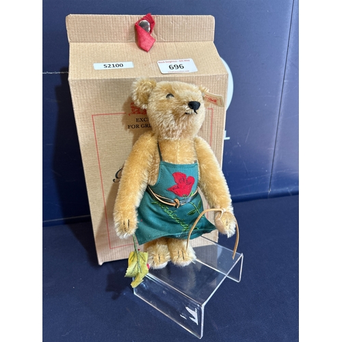 696 - GARDENING BEAR IN A BOX