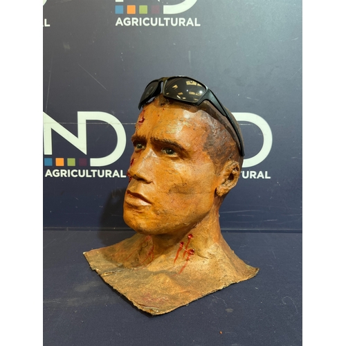 11 - ARNOLD SCHWARZENEGGER T-800 PROP