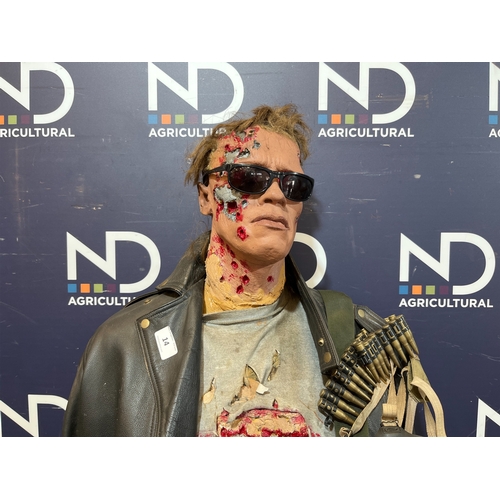 14 - ARNOLD SCHWARZENEGGER THE TERMINATOR LIFE-SIZE PROP