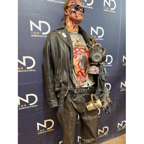 14 - ARNOLD SCHWARZENEGGER THE TERMINATOR LIFE-SIZE PROP