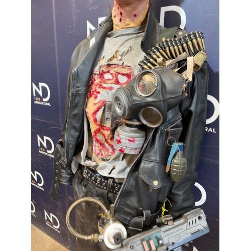 14 - ARNOLD SCHWARZENEGGER THE TERMINATOR LIFE-SIZE PROP