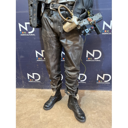 14 - ARNOLD SCHWARZENEGGER THE TERMINATOR LIFE-SIZE PROP
