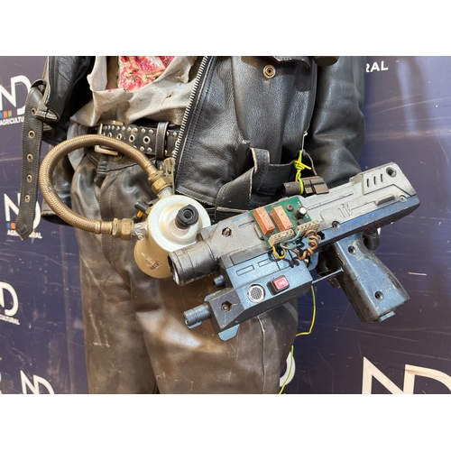 14 - ARNOLD SCHWARZENEGGER THE TERMINATOR LIFE-SIZE PROP