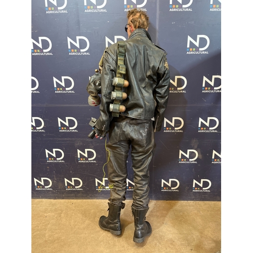 14 - ARNOLD SCHWARZENEGGER THE TERMINATOR LIFE-SIZE PROP