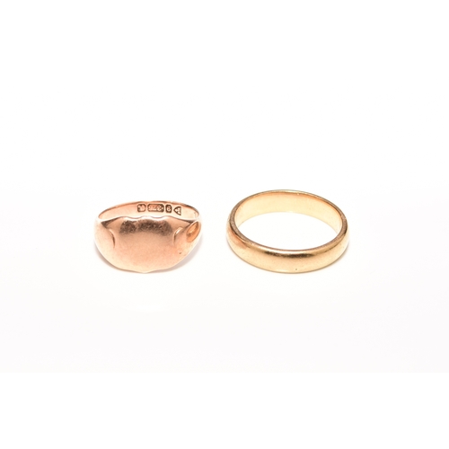 94 - A 9ct gold signet ring, hallmarked Chester 1901, size Q, together with a 9ct gold wedding band, size... 