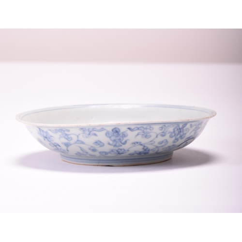 37 - A Chinese blue and white dish, late Ming/transitional Of plain round form, the inside decorated with... 