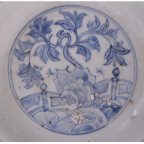 37 - A Chinese blue and white dish, late Ming/transitional Of plain round form, the inside decorated with... 
