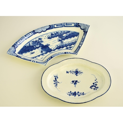 157 - A Caughley porcelain 'Weir' fan-shaped dish, circa 1790-95, painted in underglaze blue with the cent... 