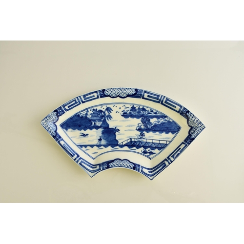 157 - A Caughley porcelain 'Weir' fan-shaped dish, circa 1790-95, painted in underglaze blue with the cent... 