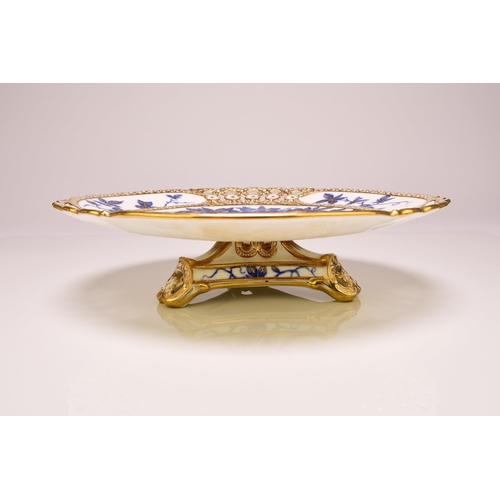 191 - A Coalport dessert service, circa 1870-80 comprising five plates and one low comport dish, finely de... 