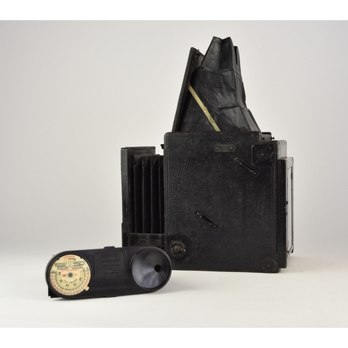 603 - A half plate field camera, inter-war period With C.P.Goerz 1:4.5 f=200mm lens and three plate holder... 