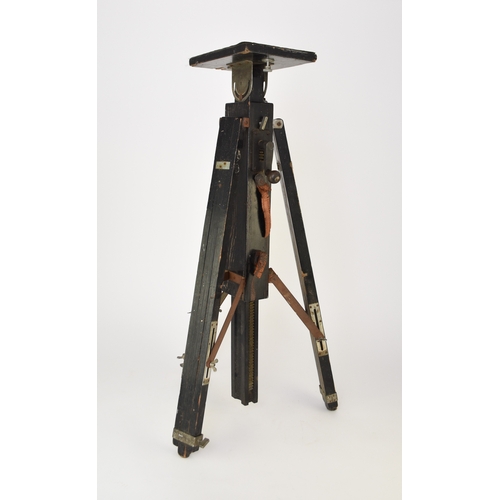 603 - A half plate field camera, inter-war period With C.P.Goerz 1:4.5 f=200mm lens and three plate holder... 