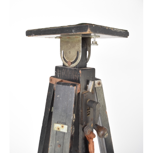 603 - A half plate field camera, inter-war period With C.P.Goerz 1:4.5 f=200mm lens and three plate holder... 