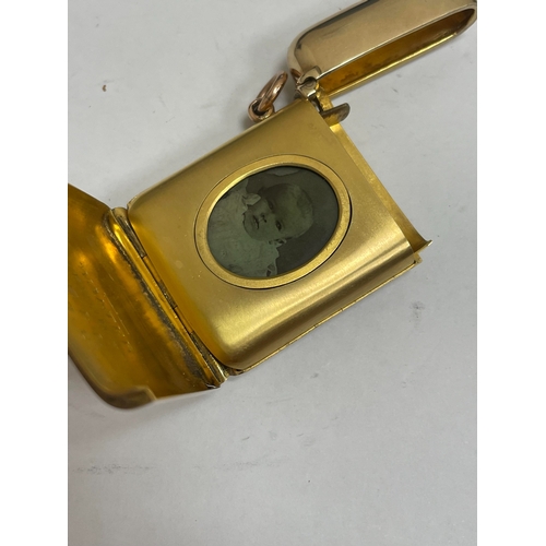 22 - A Victorian Sampson Mordan & Co 9ct gold combined vesta and photo frame, London 1900, the case of ro... 