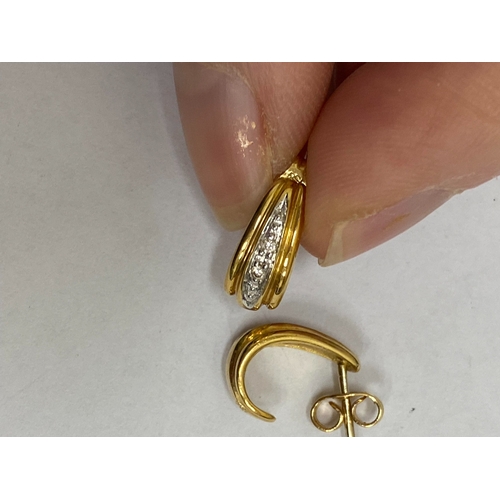 25 - A yellow and white metal decorative link collarette necklace, with integral clasp with attached safe... 