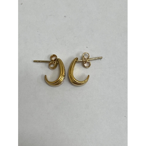 25 - A yellow and white metal decorative link collarette necklace, with integral clasp with attached safe... 