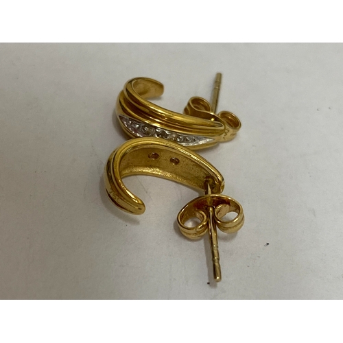 25 - A yellow and white metal decorative link collarette necklace, with integral clasp with attached safe... 