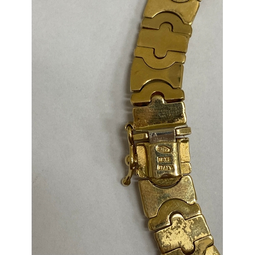 25 - A yellow and white metal decorative link collarette necklace, with integral clasp with attached safe... 