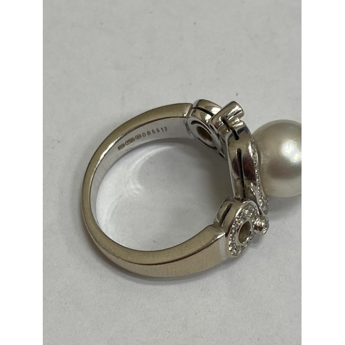 26 - A De Beers 18ct white gold cultured pearl and diamond ring, designed as a central single cultured pe... 