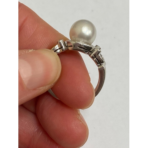 26 - A De Beers 18ct white gold cultured pearl and diamond ring, designed as a central single cultured pe... 