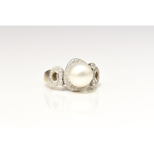 26 - A De Beers 18ct white gold cultured pearl and diamond ring, designed as a central single cultured pe... 