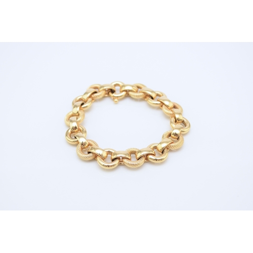 47 - An Italian 18ct yellow gold bracelet, formed of alternating textured and polished hollow circular li... 