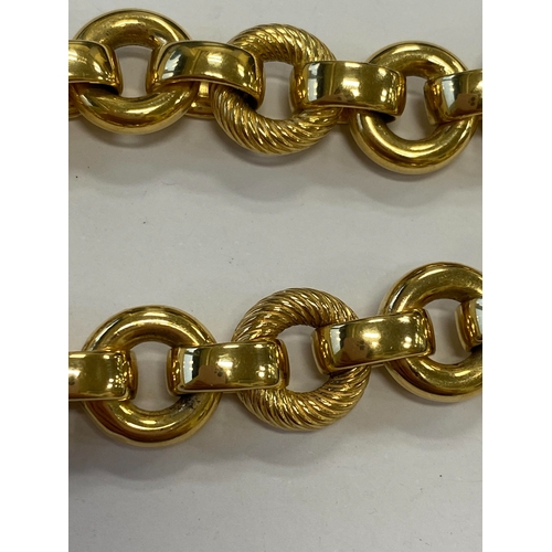 47 - An Italian 18ct yellow gold bracelet, formed of alternating textured and polished hollow circular li... 