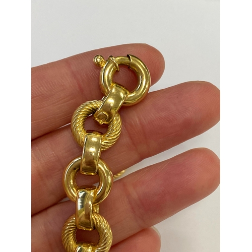 47 - An Italian 18ct yellow gold bracelet, formed of alternating textured and polished hollow circular li... 