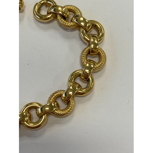 47 - An Italian 18ct yellow gold bracelet, formed of alternating textured and polished hollow circular li... 