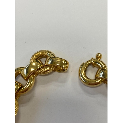 47 - An Italian 18ct yellow gold bracelet, formed of alternating textured and polished hollow circular li... 