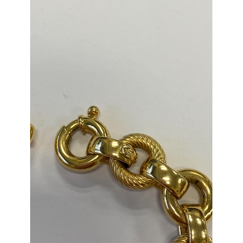 47 - An Italian 18ct yellow gold bracelet, formed of alternating textured and polished hollow circular li... 
