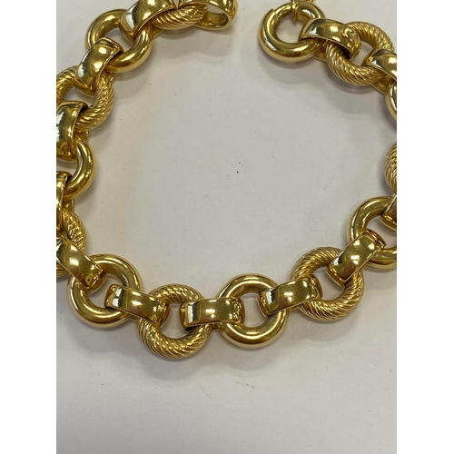 47 - An Italian 18ct yellow gold bracelet, formed of alternating textured and polished hollow circular li... 