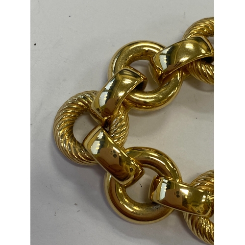 47 - An Italian 18ct yellow gold bracelet, formed of alternating textured and polished hollow circular li... 