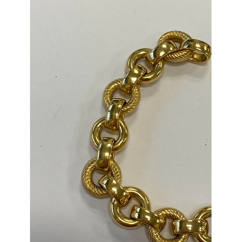47 - An Italian 18ct yellow gold bracelet, formed of alternating textured and polished hollow circular li... 